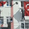 Katlanan bayrağı düzeltirken kendilerini tehlikeye attılar Katlanan bayrağı düzeltirken kendilerini tehlikeye attılar