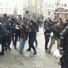 Taksim'de eylemci gruba polis müdahalesi Taksim'de eylemci gruba polis müdahalesi