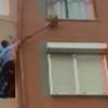 Kediyi kurtarmak isteyen zabıtanın mücadelesi alkış aldı