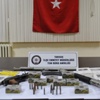 Tarsus'ta toprağa gömülü silah ele geçirildi Tarsus'ta toprağa gömülü silah ele geçirildi