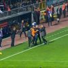 Sergen Yalçın, hakemin üzerine yürüdü
