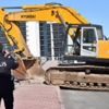 Hastaneye giden yolu bu kez iş makinasıyla kapadı