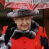 Kraliçe Elizabeth sonunda giymeyi bıraktı! Kraliçe Elizabeth sonunda giymeyi bıraktı!