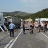 Cezaevi aracı TIR'la çarpıştı: 3 ölü, 6 yaralı Cezaevi aracı TIR'la çarpıştı: 3 ölü, 6 yaralı