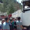 Türk nakliyeciler yolu trafiğe kapattı Türk nakliyeciler yolu trafiğe kapattı