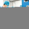 Robot dişçi implant taktı