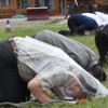 Yağmur altındaki namaz cemaati zorladı
