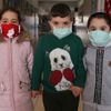 Kursiyerlerin atık kumaştan yaptığı maskeler öğrencilere dağıtıldı Kursiyerlerin atık kumaştan yaptığı maskeler öğrencilere dağıtıldı