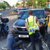 Çevreci eylemciler Cambridge’te trafiği kapattı Çevreci eylemciler Cambridge’te trafiği kapattı