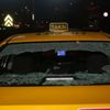 Otopark görevlisi taksinin camını yumruklayarak kırdı Otopark görevlisi taksinin camını yumruklayarak kırdı