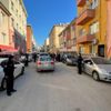 Okul servisi ve otomobil sürücüleri arasında silahlı kavga çıktı, bir kişi yaralandı Okul servisi ve otomobil sürücüleri arasında silahlı kavga çıktı, bir kişi yaralandı