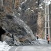 Hakkari- Çukurca yoluna kaya parçaları düştü Hakkari- Çukurca yoluna kaya parçaları düştü