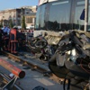 Tramvay otomobili ikiye böldü: Mucize eseri 2 yaralı