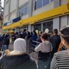 PTT önünde kadınların sıra tartışması PTT önünde kadınların sıra tartışması