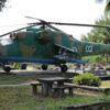 Pilotun mezarında yıllardır duran savaş helikopteri şaşırtıyor Pilotun mezarında yıllardır duran savaş helikopteri şaşırtıyor