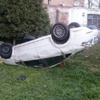 Takla atan otomobil bahçeye uçtu Takla atan otomobil bahçeye uçtu