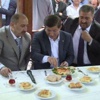 Davutoğlu, Taksicilerle Menemen Yedi
