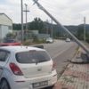Elektrik direğine çarpmasa dereye uçacaktı Elektrik direğine çarpmasa dereye uçacaktı