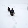 Kar ve tipinin kapattığı yolları atla aştılar