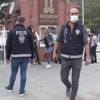 Adliye önünde tekme tokat birbirine girdiler Adliye önünde tekme tokat birbirine girdiler