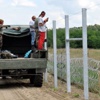 Macaristan'dan göçmen akınına tel örgülü önlem