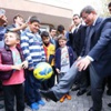 Davutoğlu bayram harçlığı dağıttı Davutoğlu bayram harçlığı dağıttı
