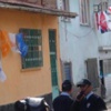 İki komşunun bayrak asma kavgası İki komşunun bayrak asma kavgası
