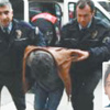 Eşini sokak ortasında bıçakladı Eşini sokak ortasında bıçakladı