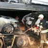 Lüks otomobilleri taşıyan TIR yandı Lüks otomobilleri taşıyan TIR yandı