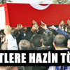 Şehidi fotoğrafını öperek uğurladı! Şehidi fotoğrafını öperek uğurladı!