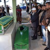 Koyun koyuna defnedildiler Koyun koyuna defnedildiler