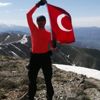 Bingöllü dağcılar Şeytan Dağı zirvesinde Türk bayrağı açtı Bingöllü dağcılar Şeytan Dağı zirvesinde Türk bayrağı açtı