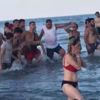Genç kızı kurtarmak isterken boğuluyordu Genç kızı kurtarmak isterken boğuluyordu