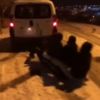 Buzlanan sokakta gençlerin tehlikeli oyunu