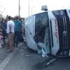 Etiler'de servis minibüsü devrildi