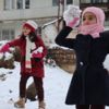 Sivas'ta kar yağışının keyfini yine çocuklar çıkardı. Tepsilerle kaydılar kar topu oynadılar