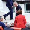 MHP sıralarında dikkat çeken kare! MHP sıralarında dikkat çeken kare!
