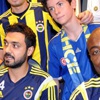 Fenerbahçeli futbolcular taraftarlara imza dağıttı Fenerbahçeli futbolcular taraftarlara imza dağıttı