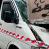Minibüs evin duvarına çarptı! Minibüs evin duvarına çarptı!