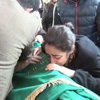 Babasını gözyaşlarıyla uğurladı