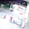 Akaryakıt istasyonuna giren ayı kamerada Akaryakıt istasyonuna giren ayı kamerada