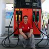 Oğlunu okutmak için benzincide çalışıyor Oğlunu okutmak için benzincide çalışıyor