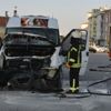 Kaza yapan servis minibüsü alev aldı Kaza yapan servis minibüsü alev aldı