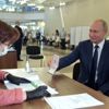 Putin, anayasa değişikliğini oyladı