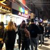 Eskişehir de öğrenciler metrelerce bilet kuyruğu oluşturdu