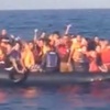 Mülteciler denizin ortasında kaldı