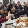 Özhaseki, Kılıçdaroğlu'ndan kazandığı tazminatla 'Ankara döneri' dağıttı Özhaseki, Kılıçdaroğlu'ndan kazandığı tazminatla 'Ankara döneri' dağıttı