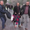 Yaralı ambulansa karga tulumba taşındı