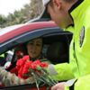 Polis bu kez ceza için değil, çiçek vermek için durdurdu Polis bu kez ceza için değil, çiçek vermek için durdurdu