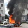 Otomobil bir anda alev topuna döndü Otomobil bir anda alev topuna döndü
